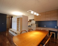 ダイニングからキッチンとリビングを見渡す